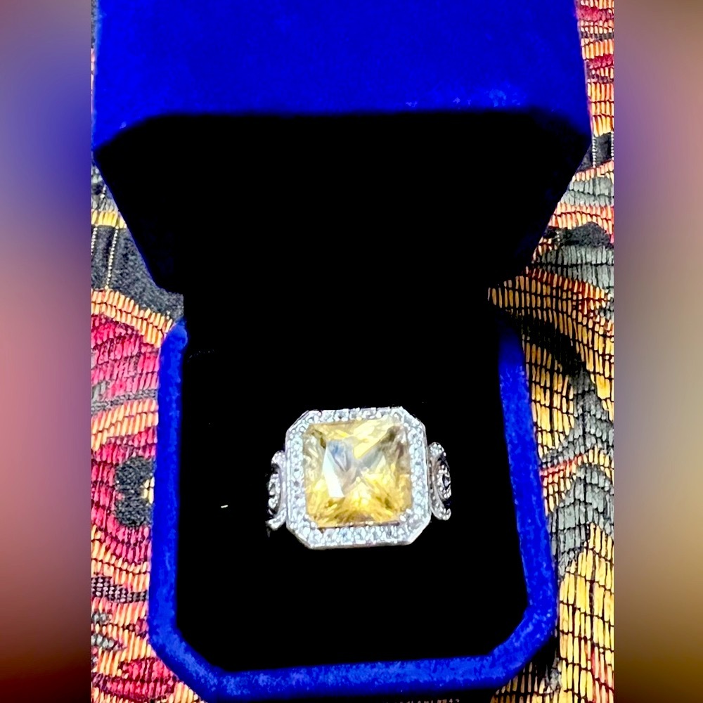 💕❤️💕Sterling Silver Ring with Big Canary Yellow Stone.